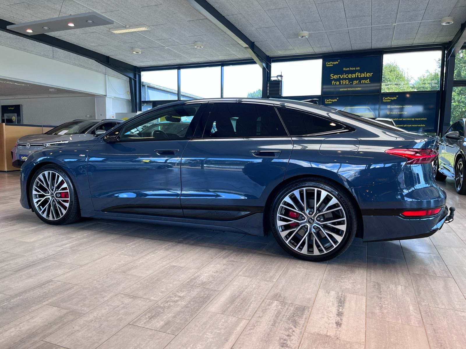 Blå Audi A6 e-tron fra 2025