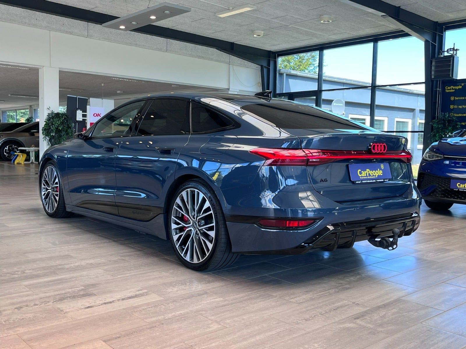 Blå Audi A6 e-tron fra 2025