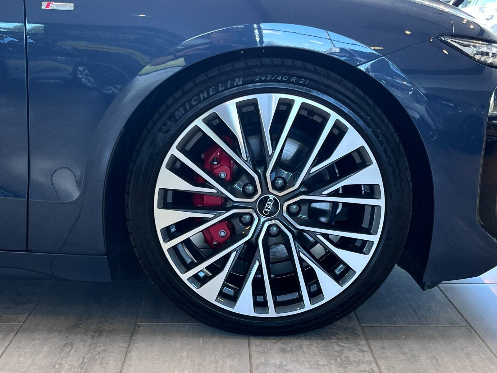 Blå Audi A6 e-tron fra 2025