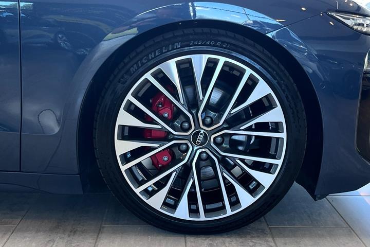 Blå Audi A6 e-tron fra 2025