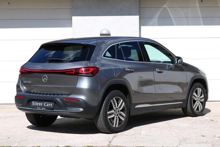 Grå Mercedes EQA250 fra 2021