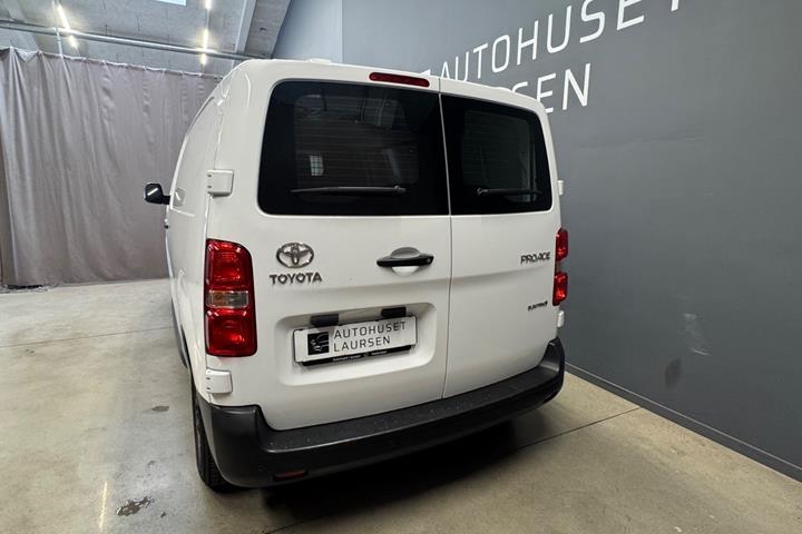 Hvid Toyota ProAce fra 2022