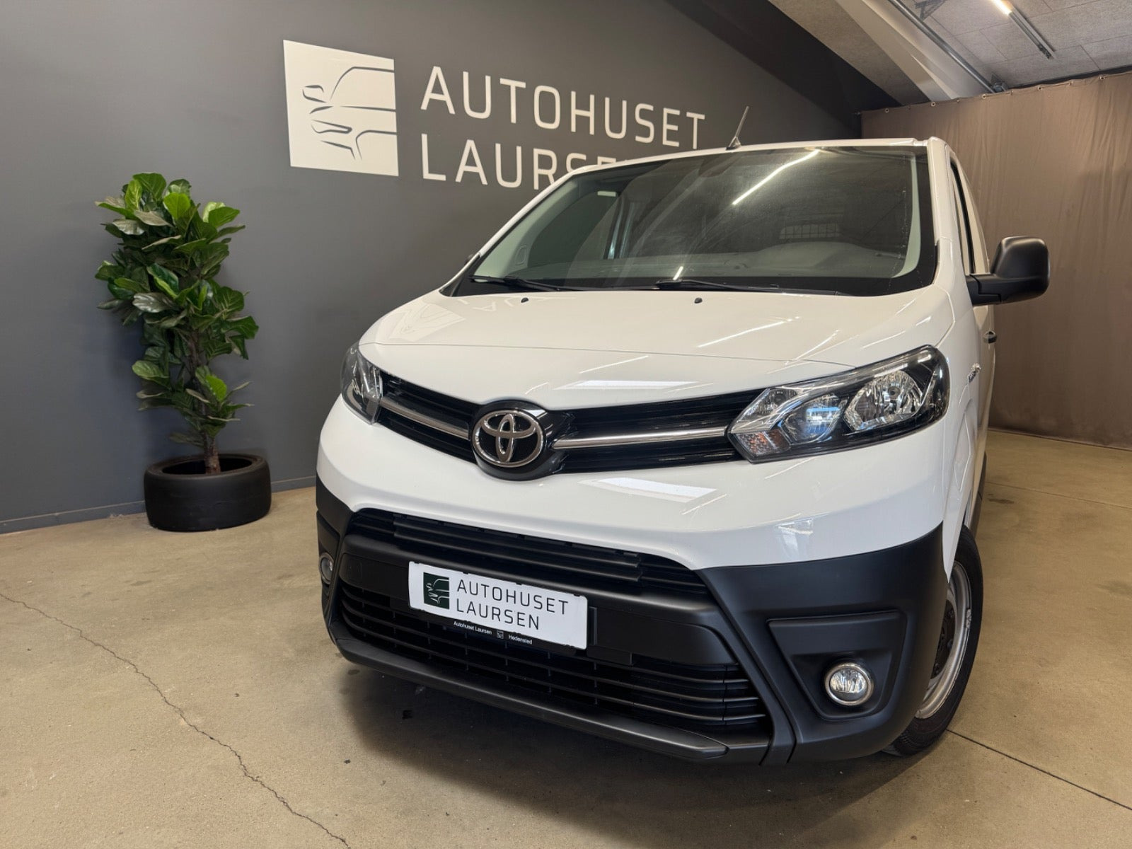 Hvid Toyota ProAce fra 2022