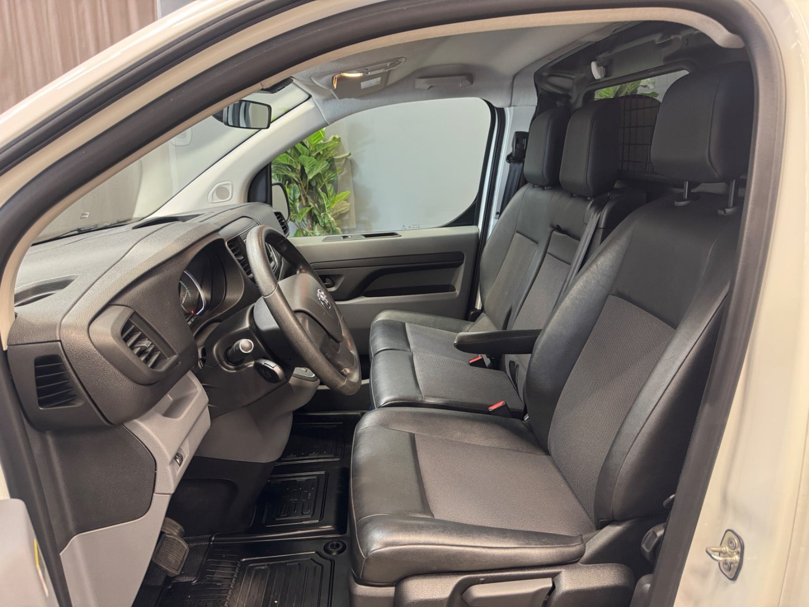 Hvid Toyota ProAce fra 2022