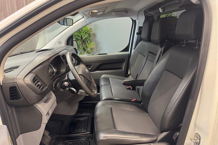 Hvid Toyota ProAce fra 2022