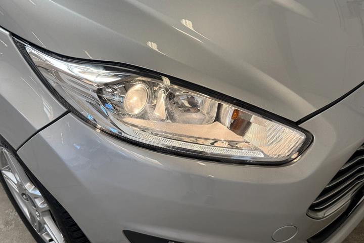 Sølv Ford Fiesta fra 2015
