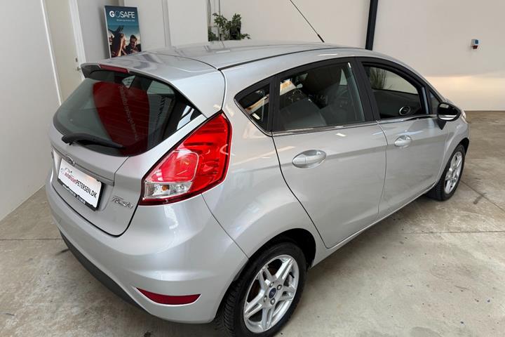 Sølv Ford Fiesta fra 2015