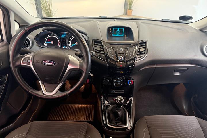 Sølv Ford Fiesta fra 2015
