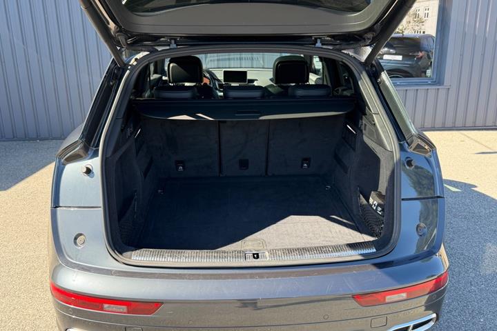 Grå Audi SQ5 fra 2017