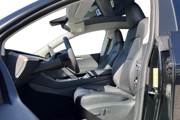 Sort Tesla Model Y fra 2022