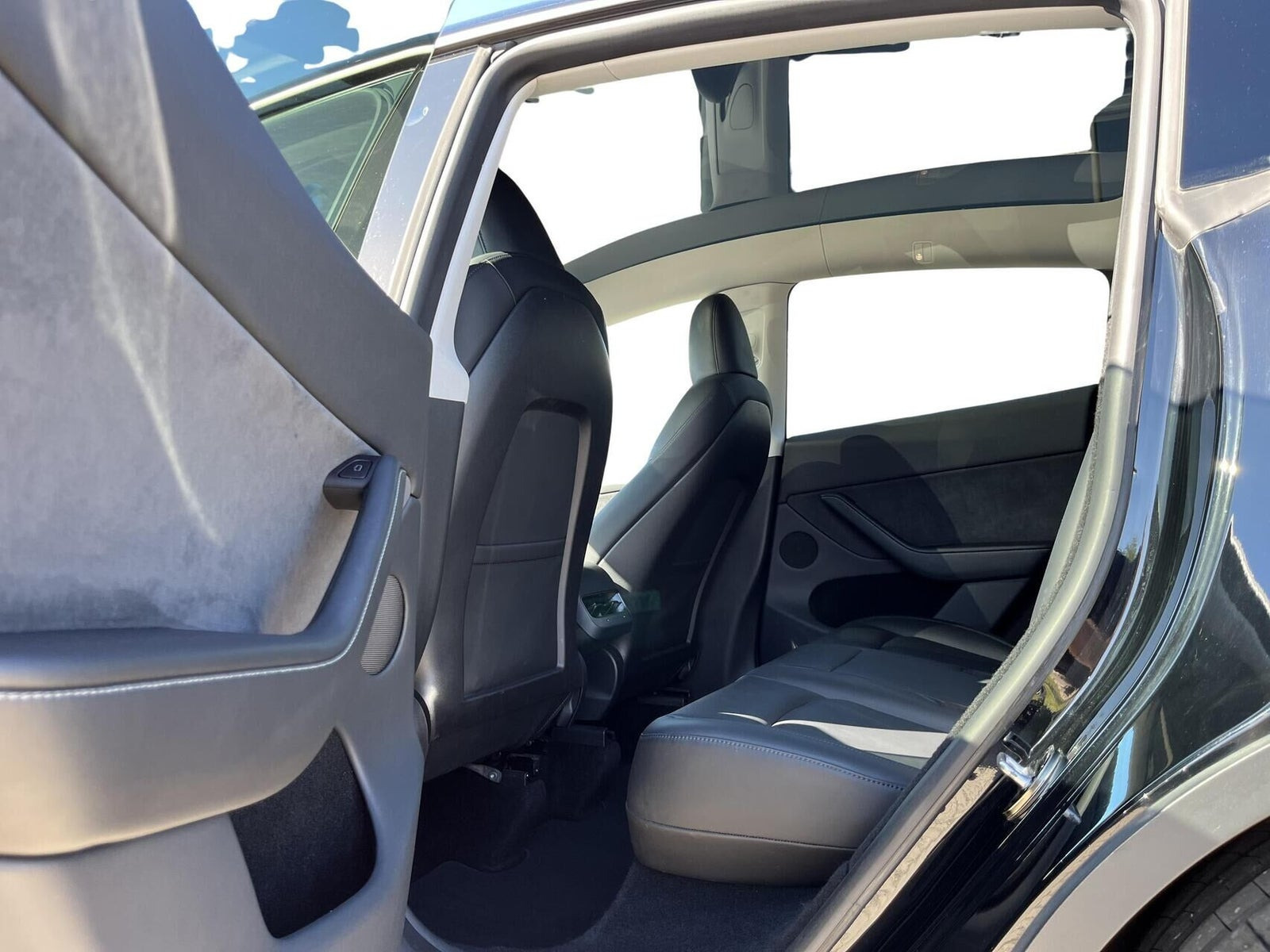 Sort Tesla Model Y fra 2022