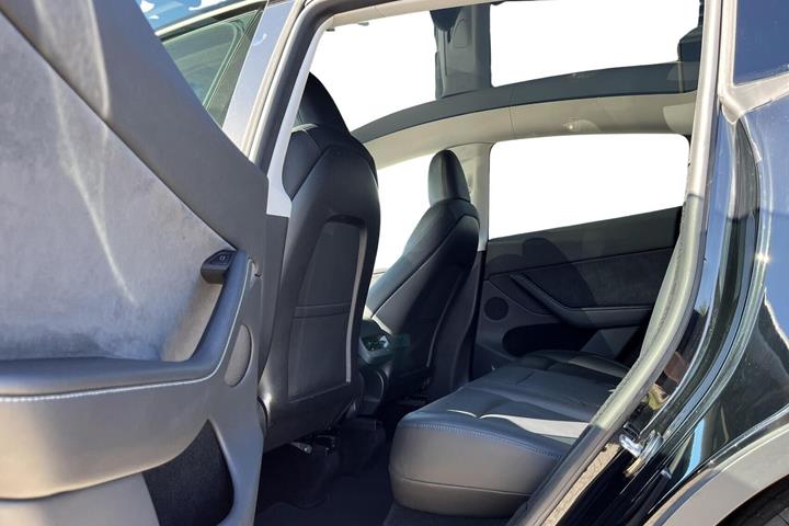 Sort Tesla Model Y fra 2022