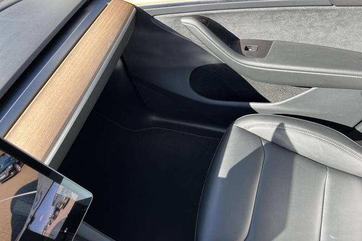 Sort Tesla Model Y fra 2022