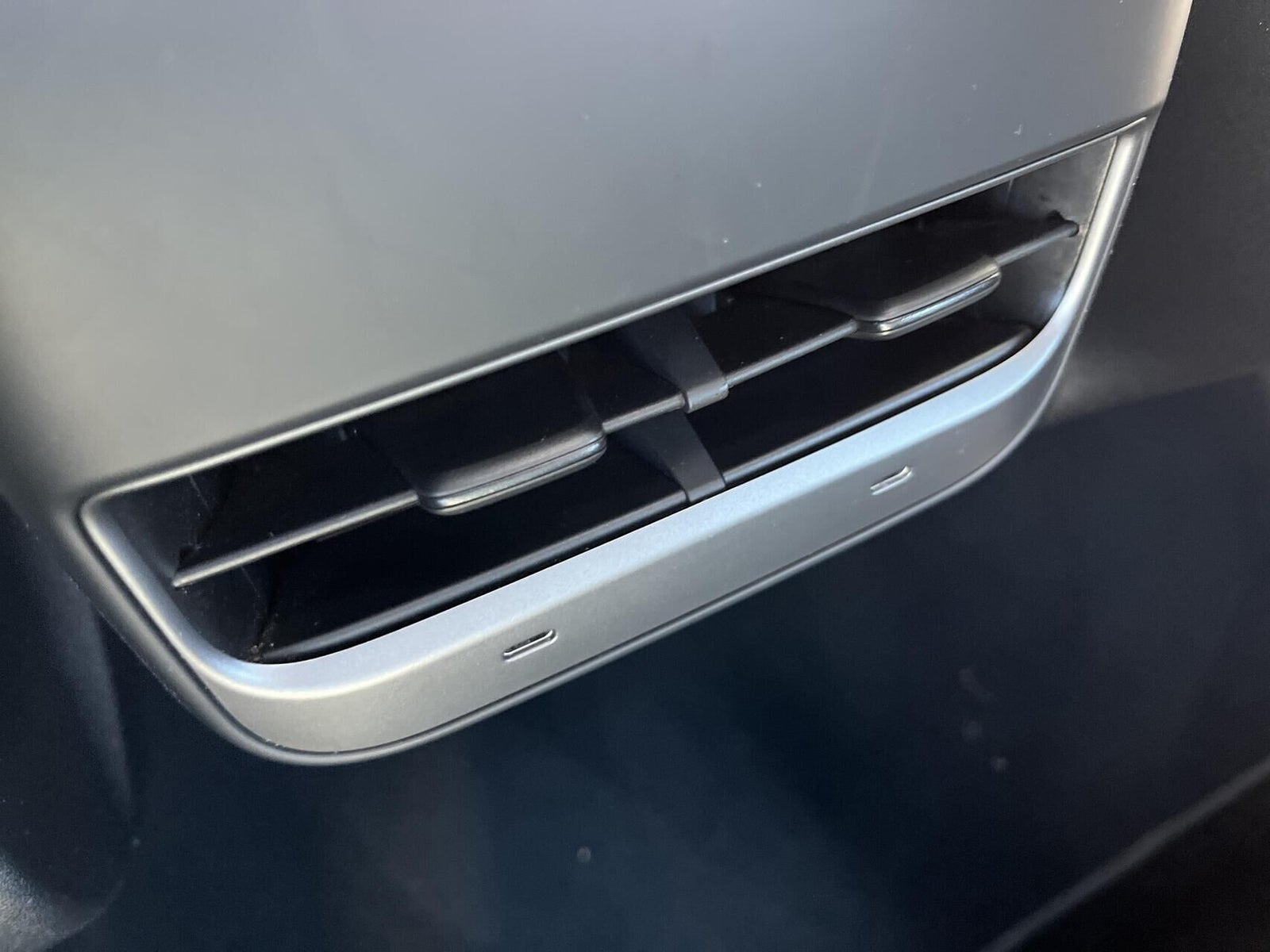 Sort Tesla Model Y fra 2022