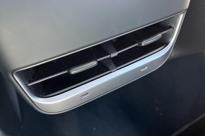 Sort Tesla Model Y fra 2022