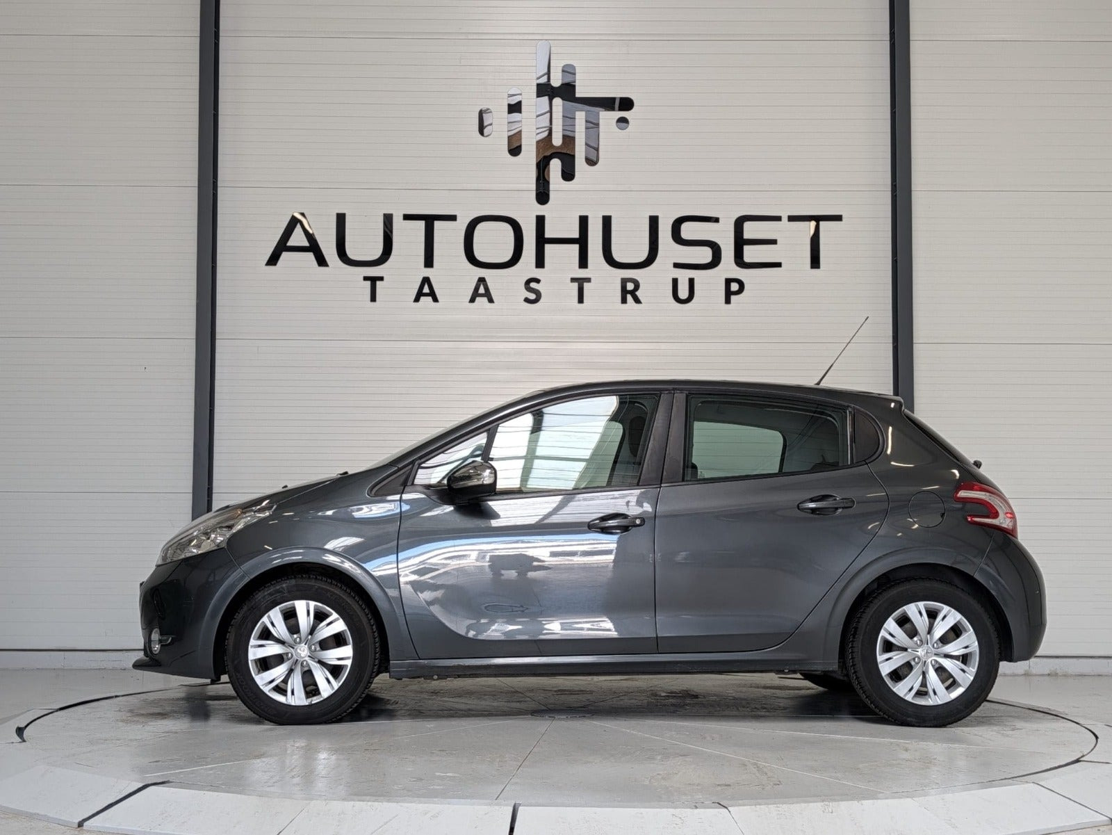 Grå Peugeot 208 fra 2012