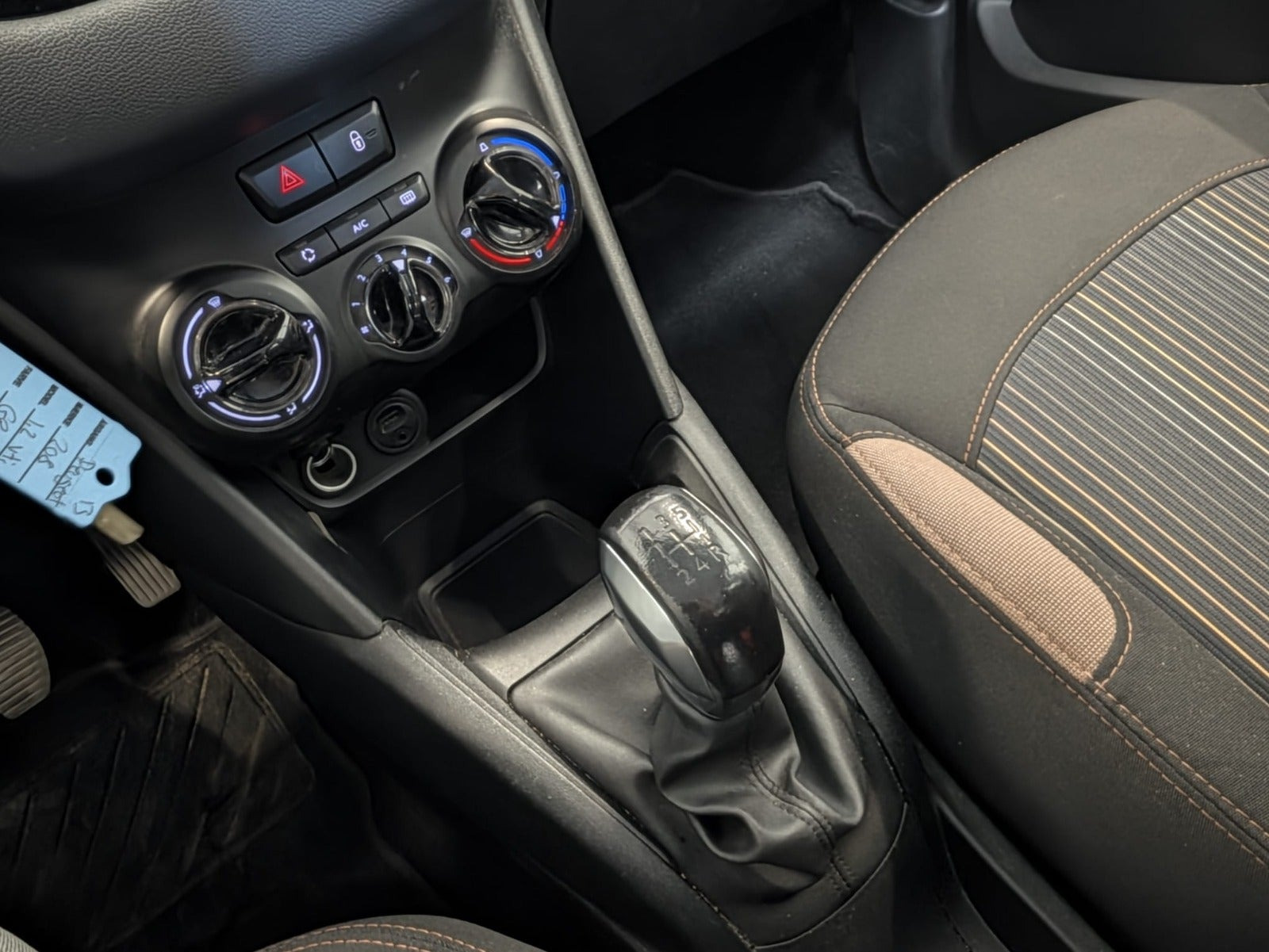 Grå Peugeot 208 fra 2012