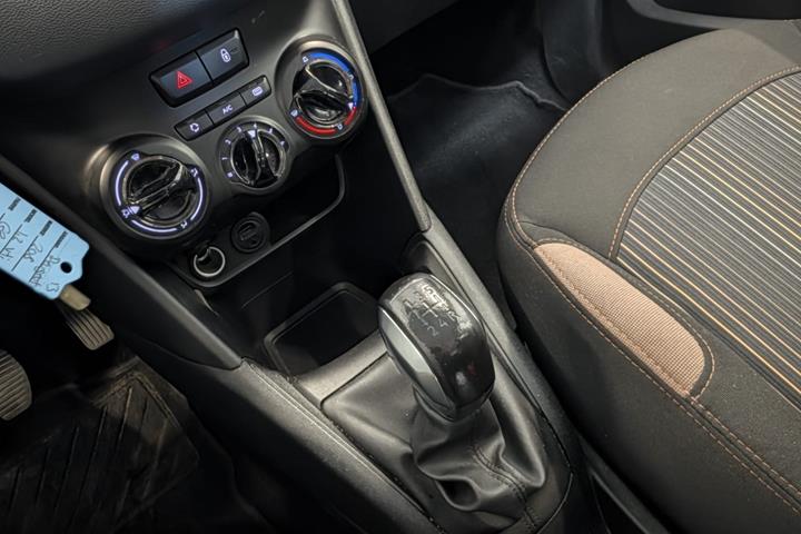 Grå Peugeot 208 fra 2012