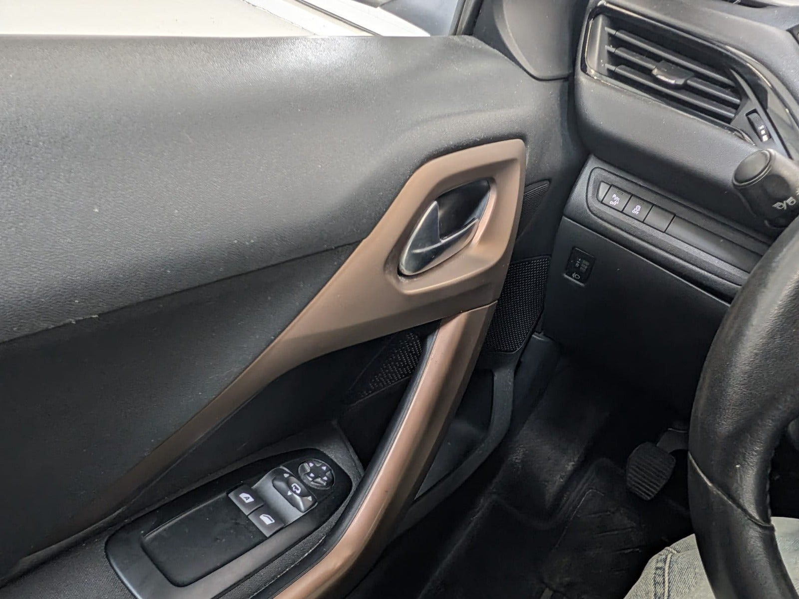 Grå Peugeot 208 fra 2012