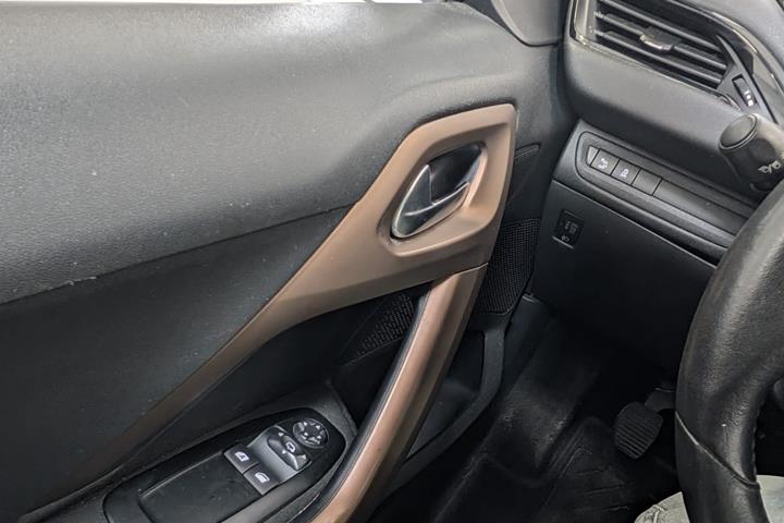 Grå Peugeot 208 fra 2012
