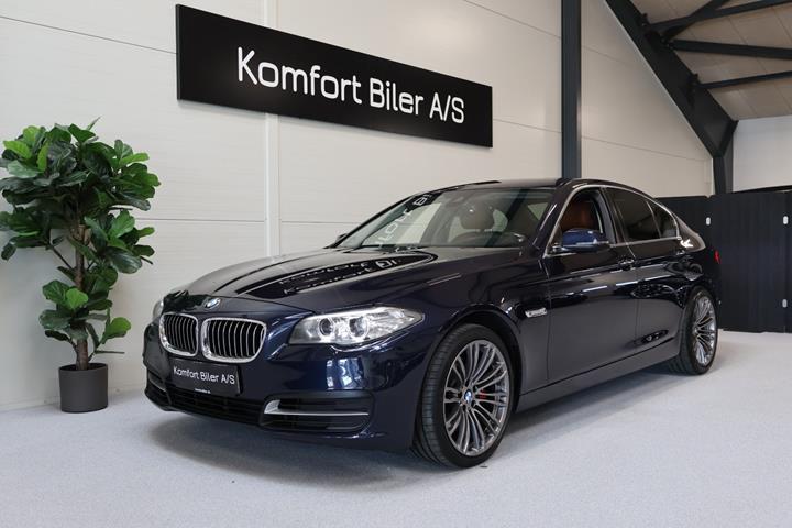 Blå BMW 528i fra 2016