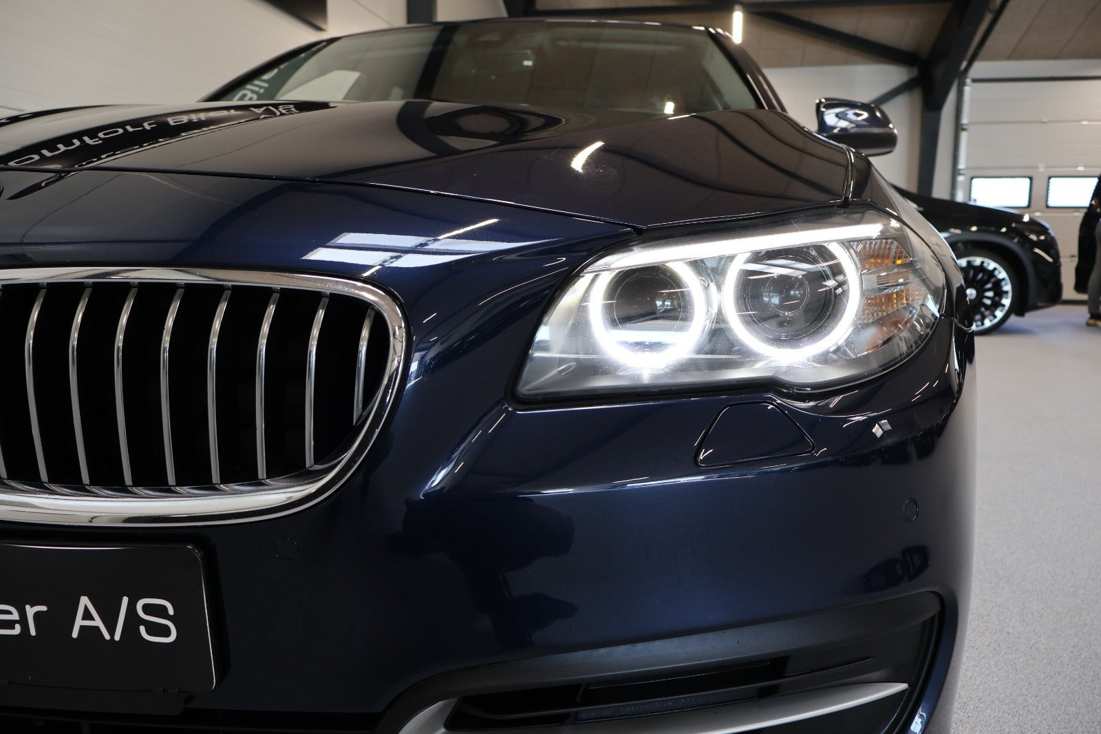 Blå BMW 528i fra 2016