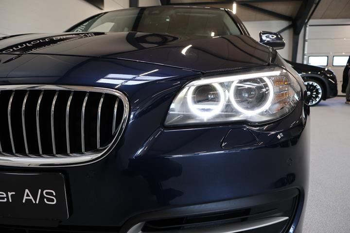 Blå BMW 528i fra 2016