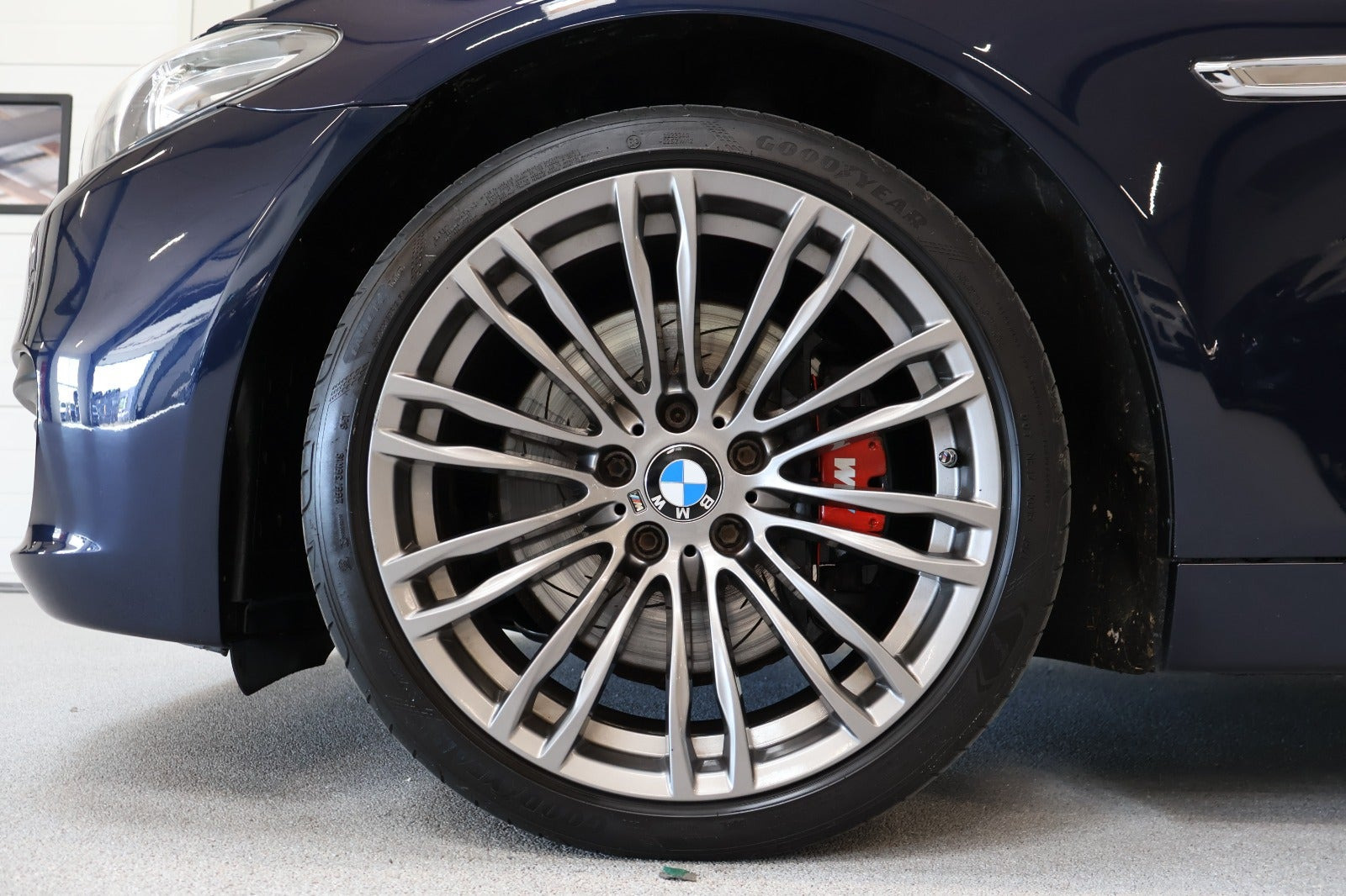 Blå BMW 528i fra 2016