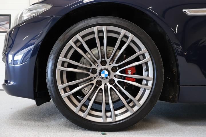 Blå BMW 528i fra 2016