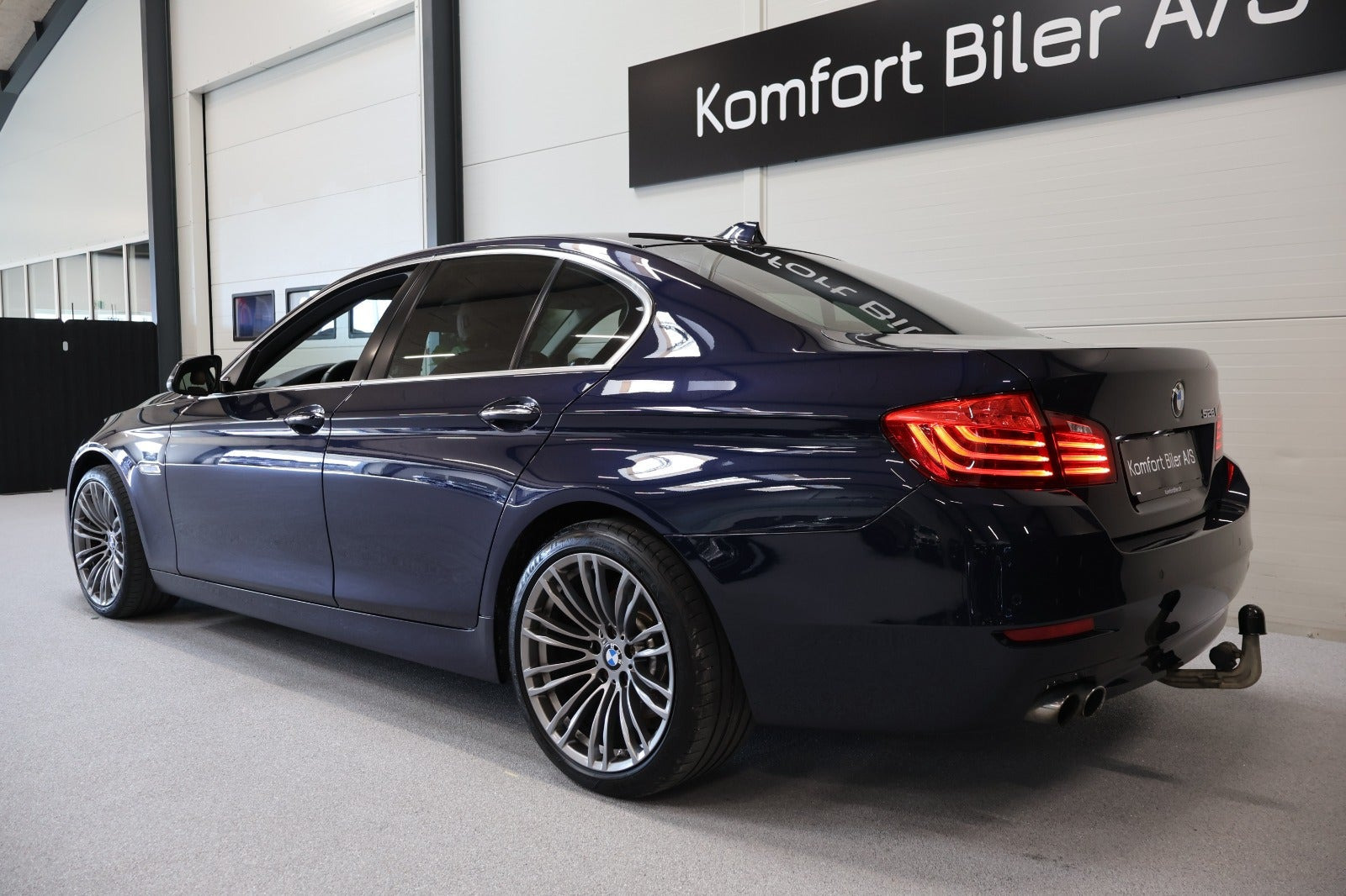 Blå BMW 528i fra 2016