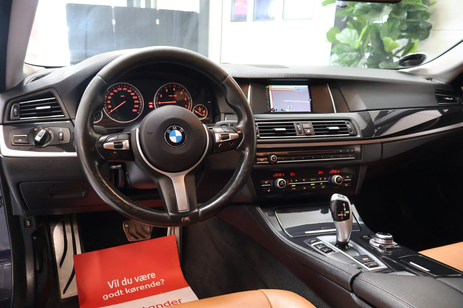 Blå BMW 528i fra 2016
