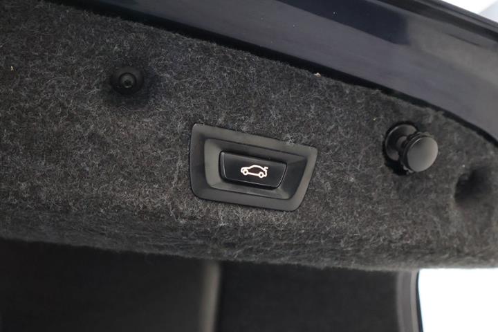 Blå BMW 528i fra 2016