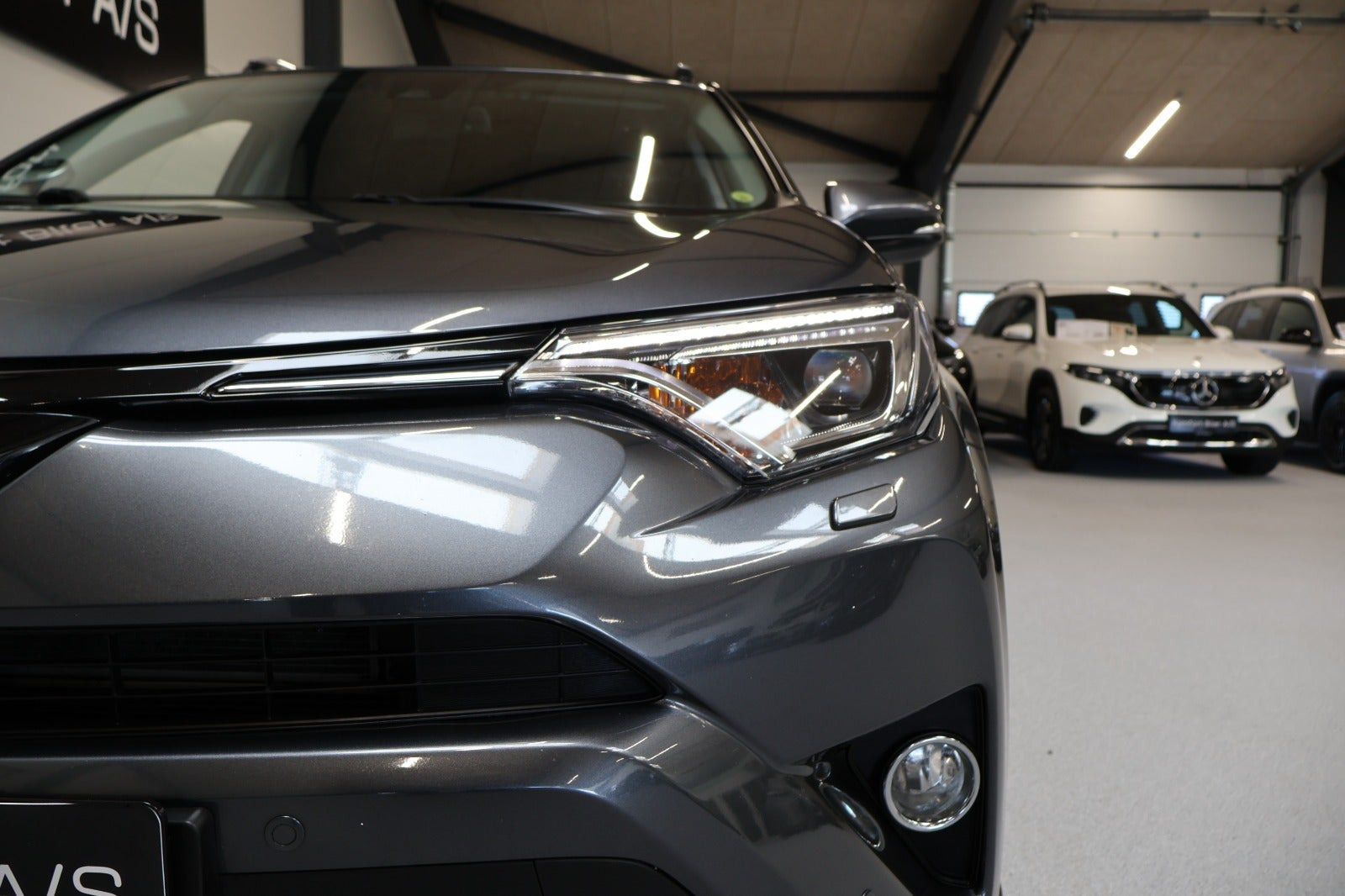 Grå Toyota RAV4 fra 2016