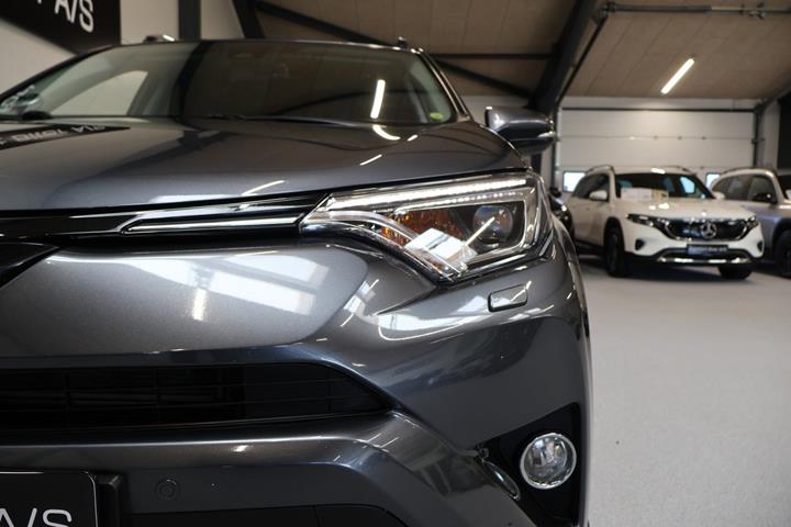 Grå Toyota RAV4 fra 2016
