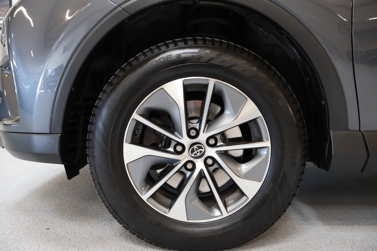 Grå Toyota RAV4 fra 2016