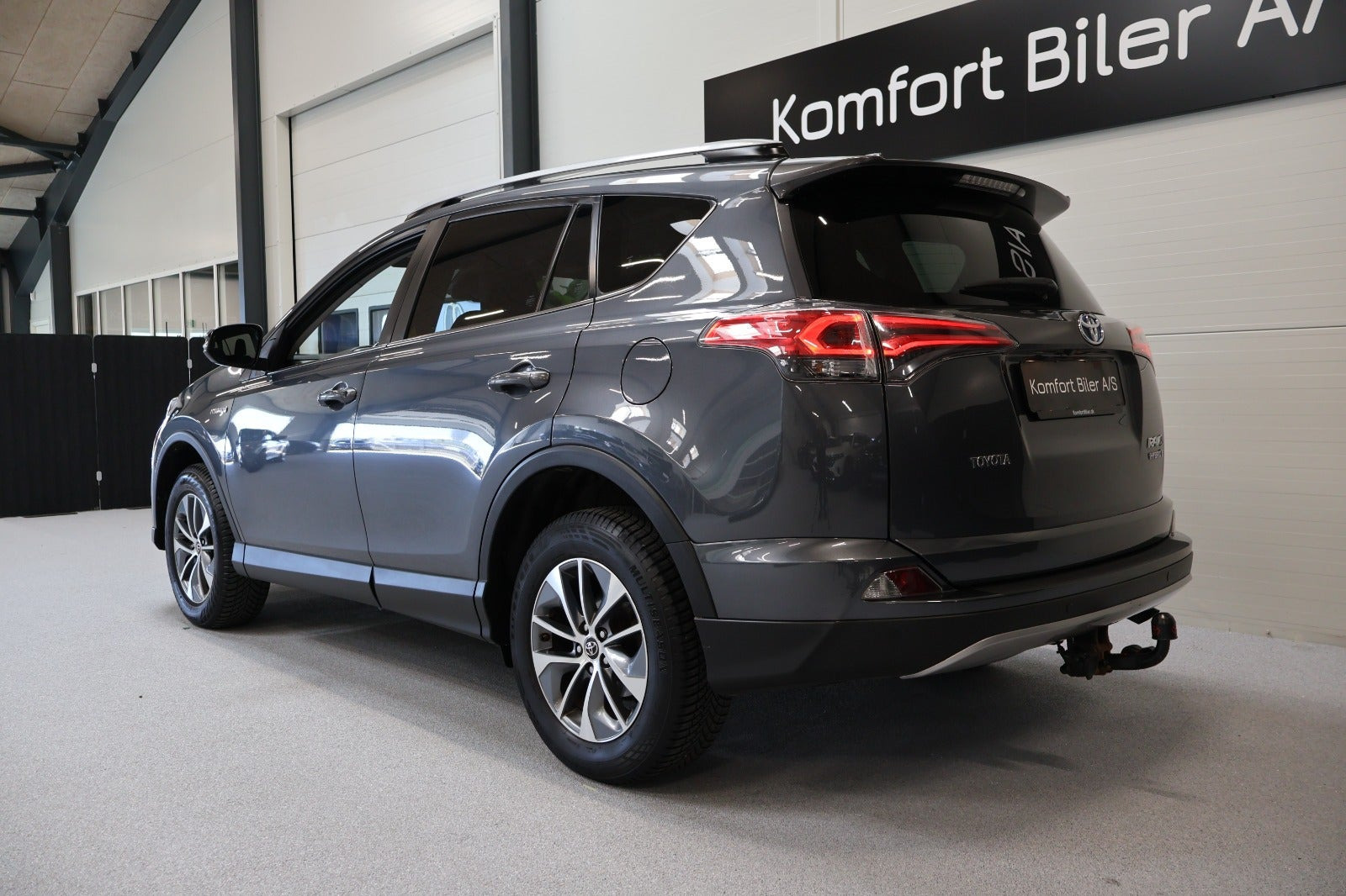 Grå Toyota RAV4 fra 2016