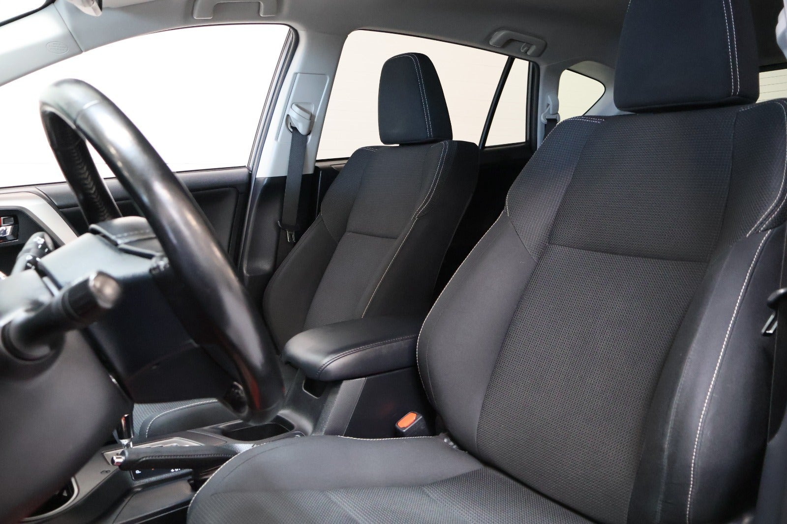 Grå Toyota RAV4 fra 2016