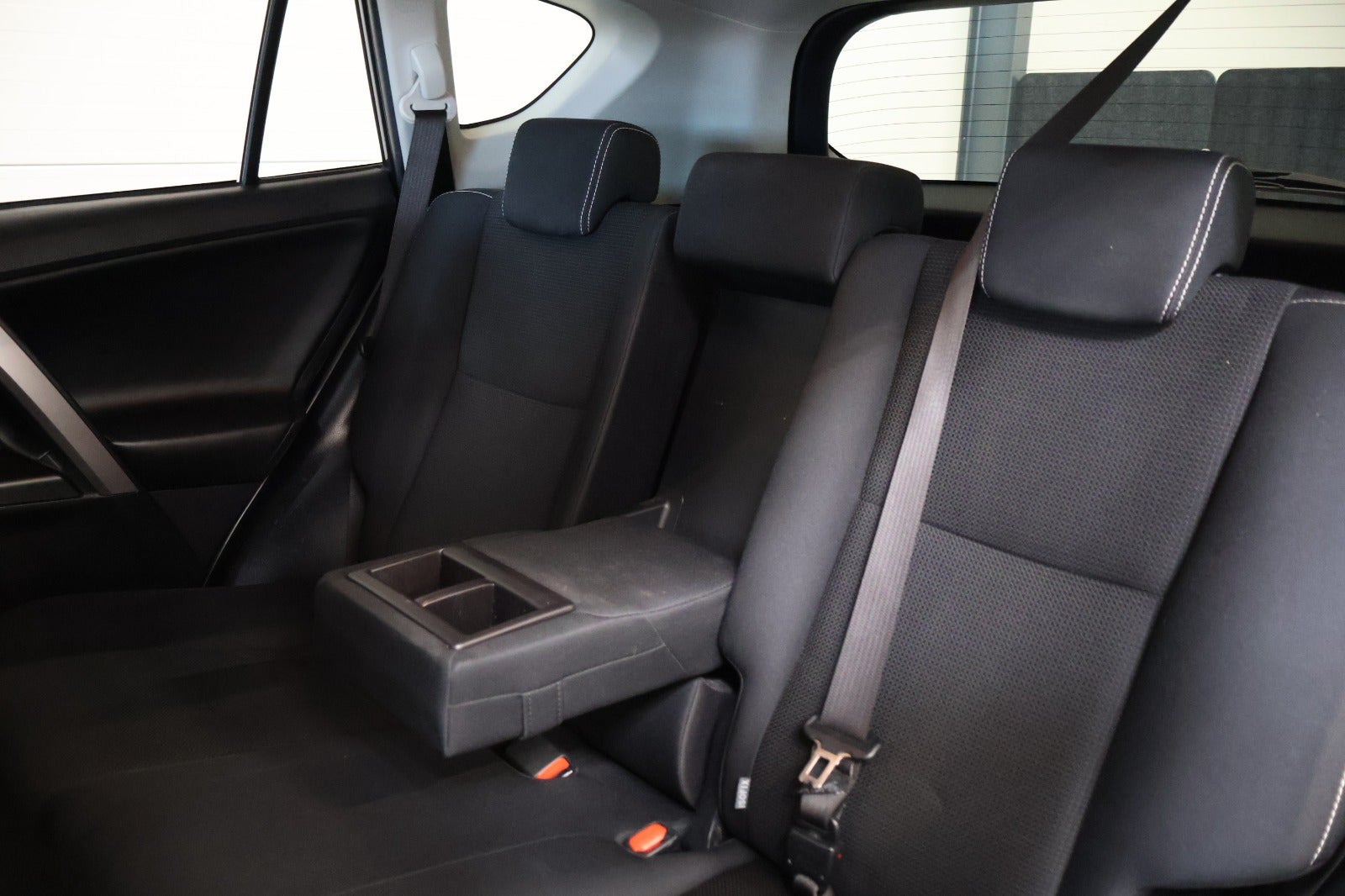 Grå Toyota RAV4 fra 2016