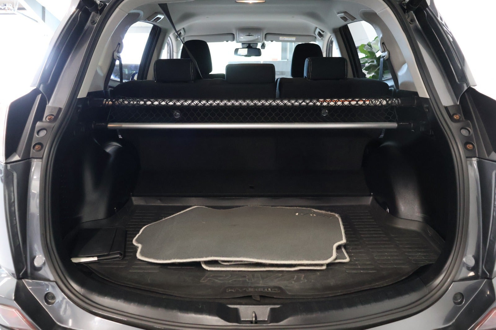 Grå Toyota RAV4 fra 2016