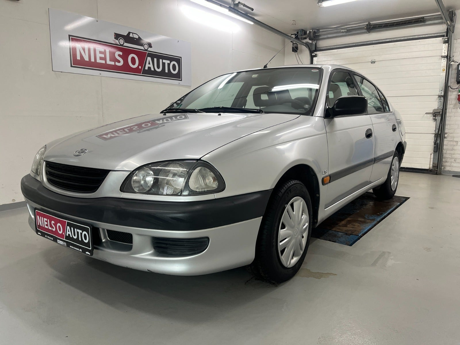 Sølv Toyota Avensis fra 2000