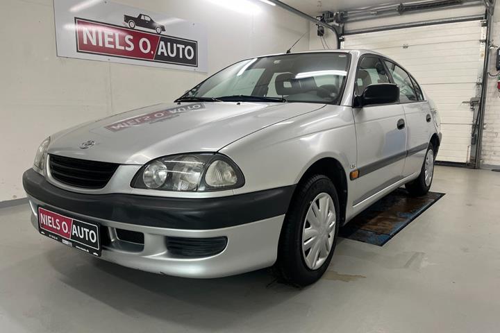 Sølv Toyota Avensis fra 2000