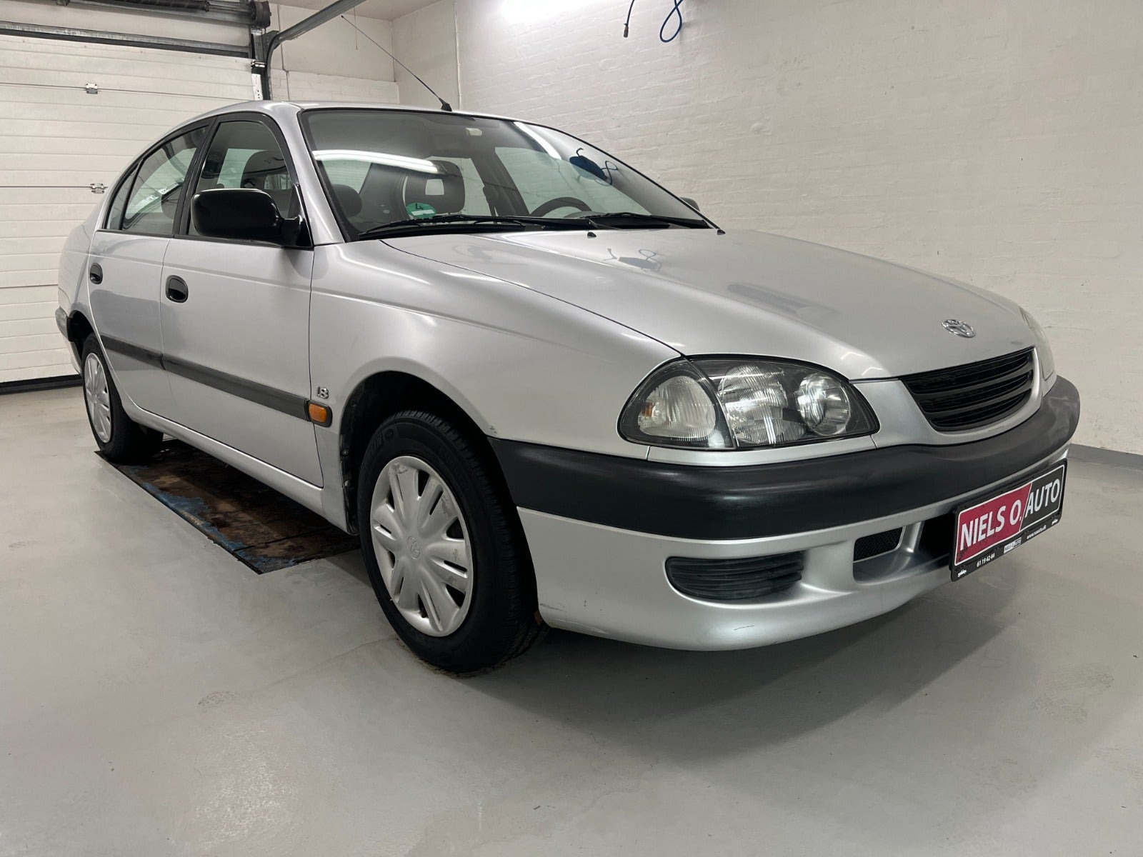 Sølv Toyota Avensis fra 2000