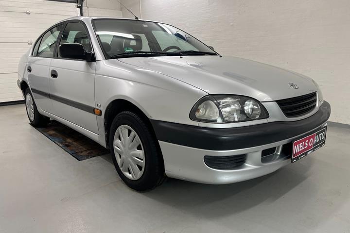 Sølv Toyota Avensis fra 2000