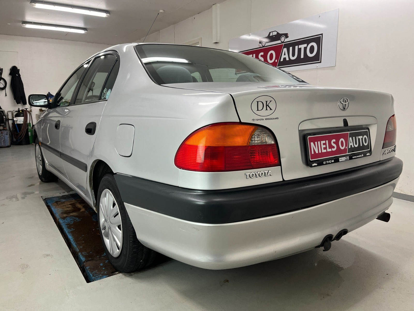 Sølv Toyota Avensis fra 2000