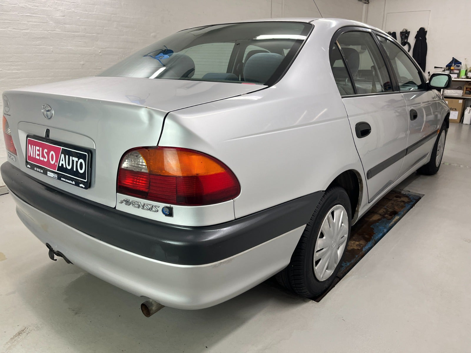 Sølv Toyota Avensis fra 2000