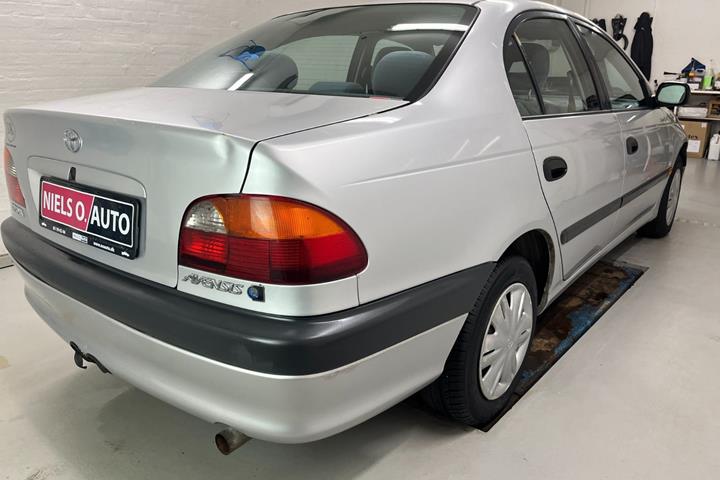 Sølv Toyota Avensis fra 2000