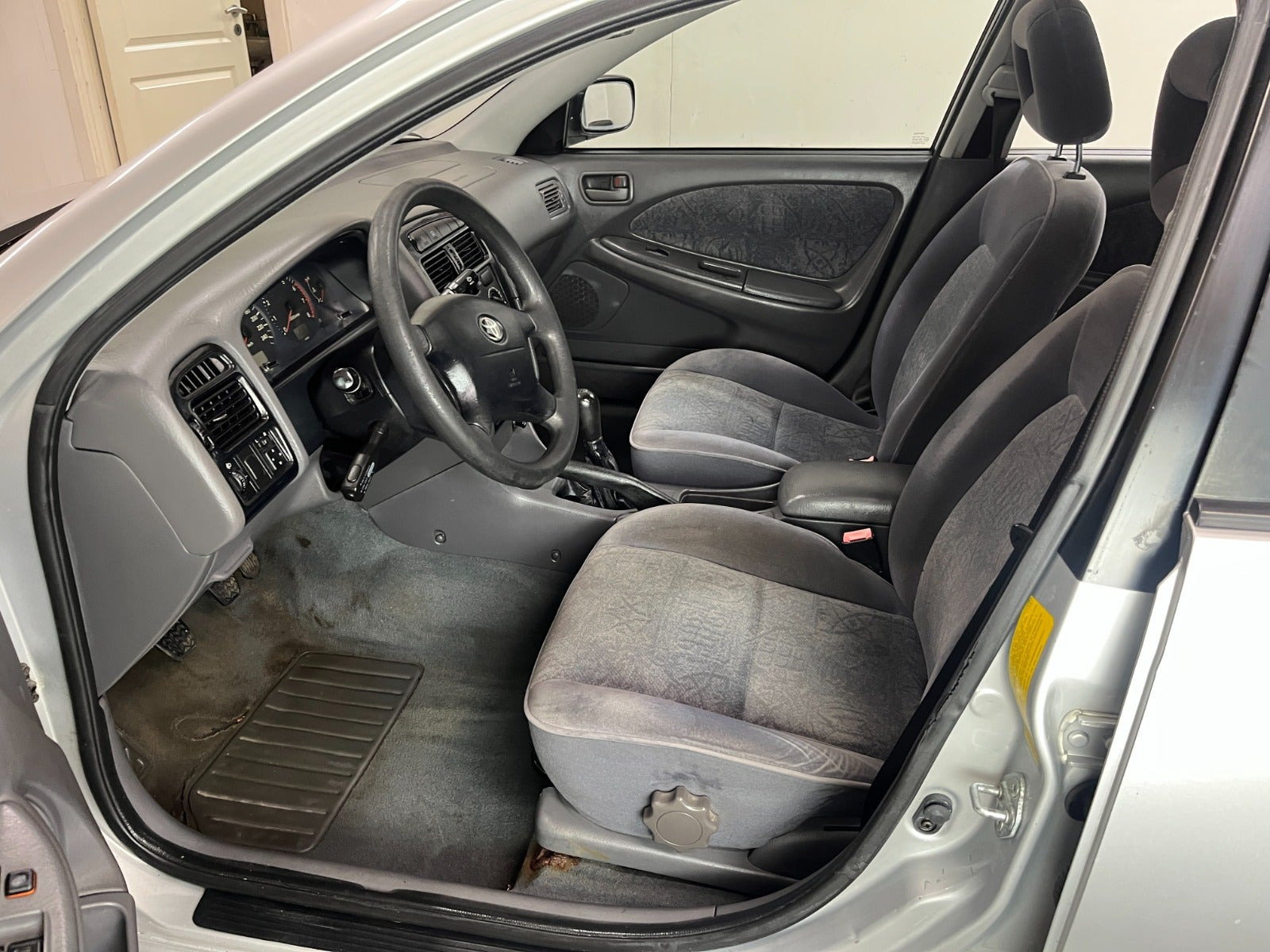 Sølv Toyota Avensis fra 2000