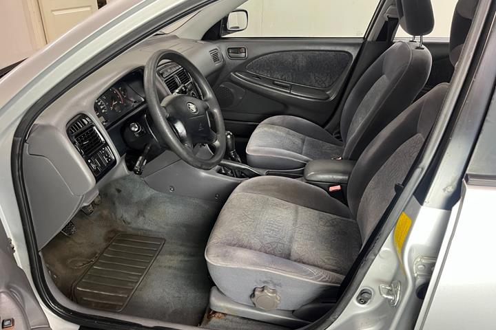 Sølv Toyota Avensis fra 2000