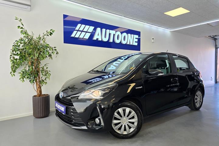 Sort Toyota Yaris fra 2017 set udefra