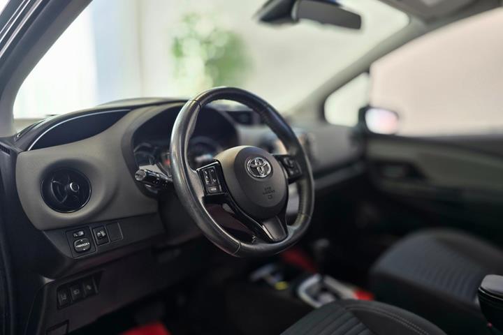 Sort Toyota Yaris fra 2017